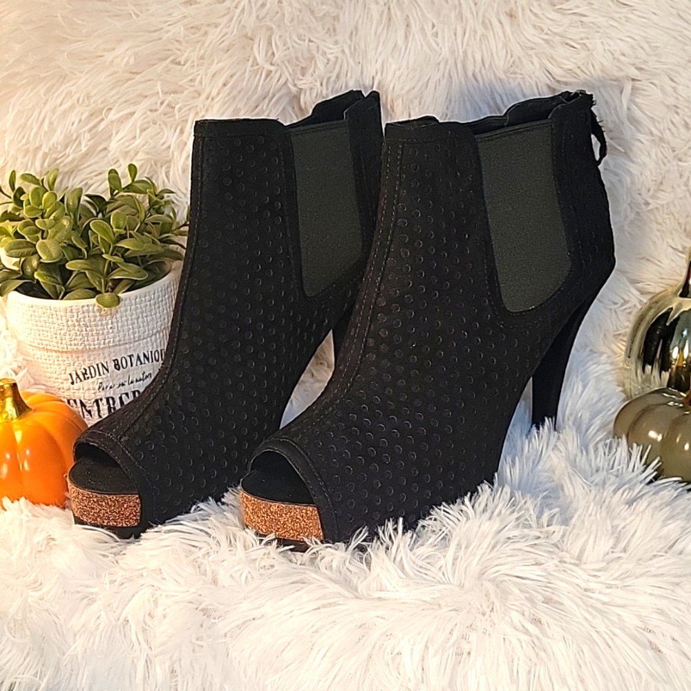 NWOT - Simply Vera - Vera Wang Peep Toe Ankle Booties